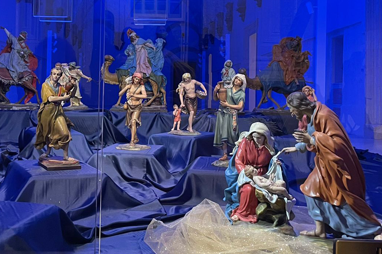 Papier-mâché nativity scene by Luigi Guacci and other authors
