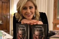 Blood red dress code/ Marina Di Guardo